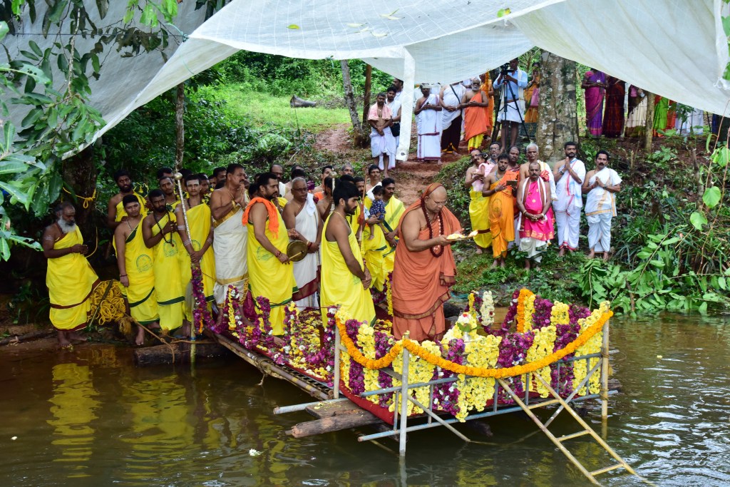 ಧಾರ್ಮಿಕ ಸಭೆ, ದೇವತಾ ಕಾರ್ಯಗಳಲ್ಲಿ ಮುಂದೆ ಕೂರುವ ಮಕ್ಕಳು ಸಂಸ್ಕಾರವಂತರಾಗುತ್ತಾರೆ ...